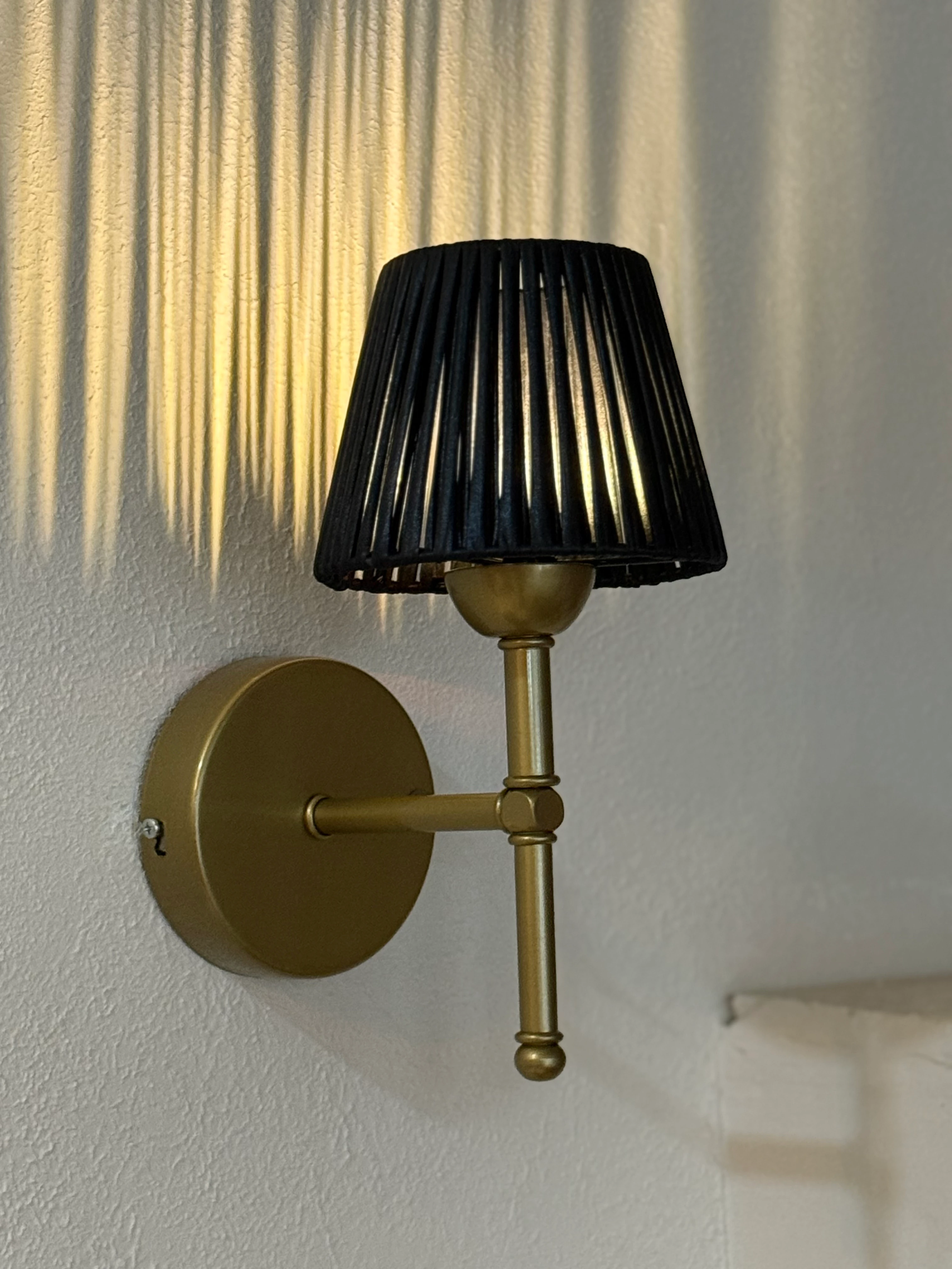 Siyah Deri Kablosuz Pilli Duvar Aydınlatması Aplik - Alt Eskitme Gold